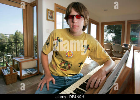 Aug 17, 2006 ; San Diego, CA, USA ; Portrait de MARIUS MIGDALSKI à son piano à la maison. Crédit obligatoire : Photo par Charlie Neuman/SDU-T/ZUMA Press. (©) Copyright 2006 by SDU-T Banque D'Images