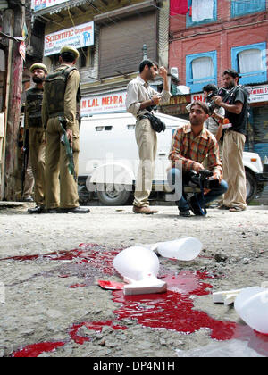 Aug 17, 2006 ; Lal Chowk Srinagar, au Cachemire, en Inde ; Indian troopers recherchez après deux hommes CRPF où tiré sur à Srinagar. Koker Bazar occupé en zone Lal Chowk de Srinagar, capitale d'été du Cachemire indien . Crédit obligatoire : Photo par Altaf Zargar/ZUMA Press. (©) Copyright 2006 par Altaf Zargar Banque D'Images