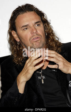 Aug 21, 2006 ; Los Angeles, CA, USA ; chanteur FHER, du groupe de rock mexicain Mana, au cours d'une conférence de presse pour la sortie de leur dernier CD "Amar Es combattre." Photo : crédit obligatoire par Vaughn Youtz/ZUMA Press. (©) Copyright 2006 par Vaughn Youtz Banque D'Images