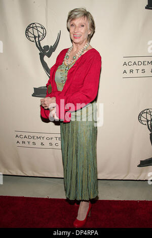 Aug 23, 2006 ; Los Angeles, CA, USA ; Cloris Leachman actrice pendant les arrivées à l'Academy of Television Arts and Science Writers' groupe de pairs candidat Emmy Réception au 75 Français à Los Angeles. Crédit obligatoire : Photo par Jerome Ware/ZUMA Press. (©) Copyright 2006 by Jerome Ware Banque D'Images