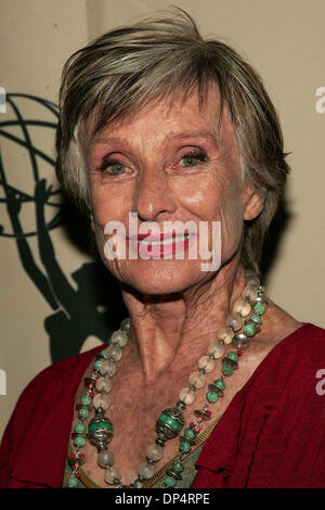 Aug 23, 2006 ; Los Angeles, CA, USA ; Cloris Leachman actrice pendant les arrivées à l'Academy of Television Arts and Science Writers' groupe de pairs candidat Emmy Réception au 75 Français à Los Angeles. Crédit obligatoire : Photo par Jerome Ware/ZUMA Press. (©) Copyright 2006 by Jerome Ware Banque D'Images