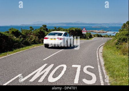 Une voiture conduit le long de la magnifique côte ouest de l'Ecosse en été Banque D'Images