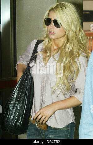 Le 23 août 2006, Irving, TX, USA ; l'actrice chanteuse Jessica Simpson, à l'aéroport DFW de Dallas. Elle était à Dallas pour une partie de patinage et de l'entrevue avec une station de radio locale. Interviewd par James Sigler. Crédit obligatoire : Photo de Mike Fuentes/ZUMA Press. (©) Copyright 2006 par Mike Fuentes Banque D'Images