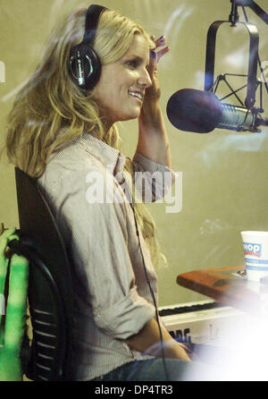 Le 23 août 2006, Irving, TX, USA ; l'actrice chanteuse Jessica Simpson est vu lors d'une entrevue radiophonique à Irving. Interviewd par James Sigler. Crédit obligatoire : Photo de Mike Fuentes/ZUMA Press. (©) Copyright 2006 par Mike Fuentes Banque D'Images