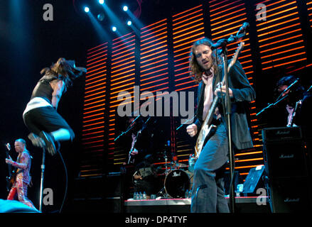 Aug 24, 2006 ; Oakland, CA, USA ; Le guitariste John Frusciante et le reste de la Red Hot Chili Peppers effectuer lors d'un concert à l'Arena à Oakland, Californie crédit obligatoire : Photo par sat Nam tonne/Contra Costa Times/ZUMA Press. (©) Copyright 2006 par Contra Costa Times Banque D'Images