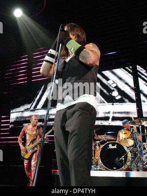 Aug 24, 2006 ; Oakland, CA, USA ; Singer Anthony Kiedis des Red Hot Chili Peppers effectue lors d'un concert à l'Arena à Oakland, Californie le Jeudi, 24 août 2006. Dans l'arrière-plan sont le bassiste Flea et le batteur Chad Smith. Crédit obligatoire : Photo par sat Nam tonne/Contra Costa Times/ZUMA Press. (©) Copyright 2006 par Contra Costa Times Banque D'Images