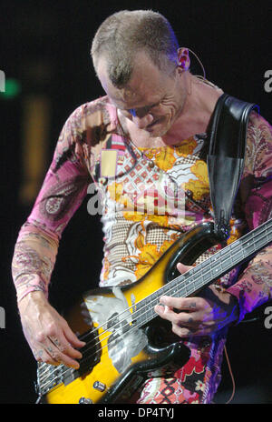 Aug 24, 2006 ; Oakland, CA, USA ; Le bassiste FLEA des Red Hot Chili Peppers effectue lors d'un concert à l'Arena à Oakland, Californie crédit obligatoire : Photo par sat Nam tonne/Contra Costa Times/ZUMA Press. (©) Copyright 2006 par Contra Costa Times Banque D'Images