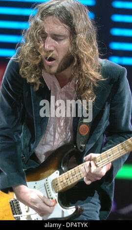 Aug 24, 2006 ; Oakland, CA, USA ; guitariste John Frusciante des Red Hot Chili Peppers effectuer lors d'un concert à l'Arena à Oakland, Californie crédit obligatoire : Photo par sat Nam tonne/Contra Costa Times/ZUMA Press. (©) Copyright 2006 par Contra Costa Times Banque D'Images