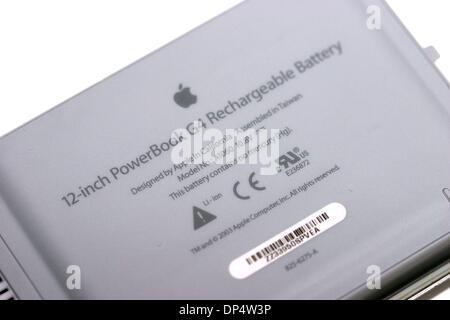 Aug 24, 2006 ; Londres, Royaume-Uni ; géant informatique Apple est rappelant 1.8m batteries utilisées dans les ordinateurs portables dans le monde entier après la surchauffe des plaintes. L'annonce concerne les ordinateurs portables - l'iBook G4 et Powerbook G4 - vendus entre octobre 2003 et août 2006. Il suit la décision de rappeler plus de 4 m les batteries de ses portables la semaine dernière. Le rappel n'a aucun effet sur le Banque D'Images