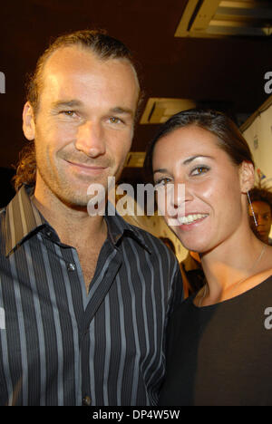 Aug 25, 2006 ; New York, NY, USA ; 25 août 2006 ; New York, NY, USA ; Carlos Moya et compagnon du Glam Slam US Open de tennis à Crobar de New York. Crédit obligatoire : Photo par Jeffrey Geller/ZUMA Press. (©) Copyright 2006 by Jeffrey Geller Banque D'Images