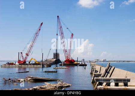 Aug 25, 2006 ; Ocean Springs, MI, USA ; Pièces d'un pont de pêche s'asseoir près du site de construction de l'US Highway 90 près de Ocean Springs. Le pont, reliant à Biloxi Ocean Springs, a été enlevé par des ondes de tempête causée par l'arrivée de l'ouragan Katrina, le 29 août, 2005. Bien que les travaux de construction a commencé il y a plusieurs mois, le pont n'est qu'attendre qu'une route à deux voies entre Sep Banque D'Images