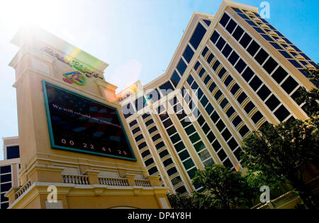 Aug 25, 2006 ; Biloxi, MI, USA ; le signe extérieur de la Casino Beau Rivage de Biloxi, le décompte des heures jusqu'à sa réouverture le lundi 28 août 2006. Le Beau Rivage a été arrêté et endommagé par l'ouragan Katrina le 29 août 2005. L'industrie du jeu, une énorme ressource financière pour l'état, est en train de ralentir à partir de sauvegarder avec plusieurs casino avoir rouvert à la fin de l'année dernière. Mandat Banque D'Images