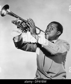 Louis Armstrong (1901-1971), artiste de jazz américain, à jouer de la trompette, vers 1950 Banque D'Images