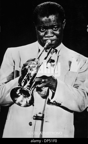 Louis Armstrong (1901-1971), artiste de jazz américain, à jouer de la trompette, vers 1950 Banque D'Images