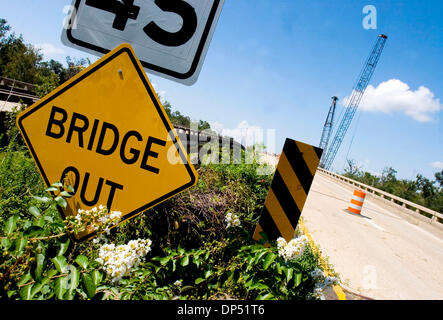 Aug 25, 2006 ; Ocean Springs, MI, USA ; un panneau indique la divulgation de l'US Highway 90 pont près de Ocean Springs. Le pont, reliant à Biloxi Ocean Springs, a été enlevé par des ondes de tempête causée par l'arrivée de l'ouragan Katrina le 29 août 2005. Bien que les travaux de construction a commencé il y a plusieurs mois, le pont n'est qu'attendre qu'une route à deux voies entre septembre et octobre de 20 Banque D'Images