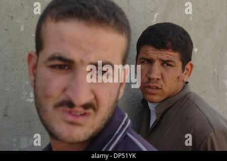 Aug 29, 2006 ;, Saluhiddin Bayji, IRAQ, deux hommes soupçonnés de vendre et de stockage de carburant blackmarket hors de leur atelier de mécanique en Iraq, de Bayji. Les soldats ont trouvé près de 4 000 gallons de carburant dans son magasin. Les soldats de l'armée iraquienne, 4e Bataillon, 2e Brigade, 4e Division, et l'American's Co. A, 1er du 187e d'infanterie, ont été la répression de la contrebande de carburant et se blackmarket Banque D'Images