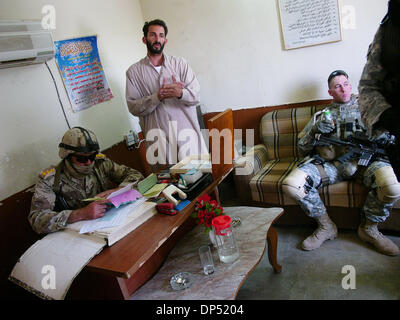 Aug 29, 2006 ;, Saluhiddin Bayji, l'Iraq ; le gestionnaire d'une station d'essence à l'extérieur, de l'Iraq, de Bayji parle à l'officier de l'armée iraquienne dans son bureau. Les soldats de l'armée iraquienne, 4e Bataillon, 2e Brigade, 4e Division, et l'American's Co. A, 1er du 187e d'infanterie, ont été sévir contre les passeurs et les vendeurs de carburant blackmarket autour de la région de l'Iraq, de Bayji. L'insurrection et criminelle Banque D'Images