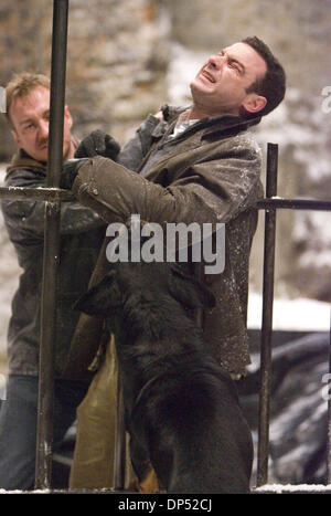 04 déc., 2005 - O-157 Jennings (David Thewlis, gauche) permet à une personne lésée Thorn (Liev Schreiber), .K48087ES.TV-FILM STILL. L'OMEN (crédit Image : © Globe Photos/ZUMApress.com) Banque D'Images