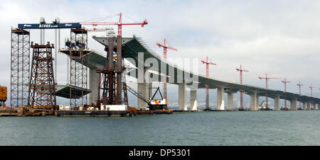 Aug 29, 2006 ; Oakland, CA, USA, 1750 Un pont à poutres-caissons en acier tonne segment est soulevée lentement vers sa connexion à la section ouest Skyway de la nouvelle Bay Bridge au cours d'un projet de 40 heures le mardi, 29 août 2006 à Oakland, Californie Le segment reliera le Skyway à l'auto-ancré travée suspendue sur le pont. Crédit obligatoire : Photo par Bob PeppingContra Costa Times Banque D'Images