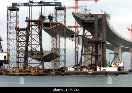 Aug 29, 2006 ; Oakland, CA, USA, 1750 Un pont à poutres-caissons en acier tonne segment est soulevée lentement vers sa connexion à la section ouest Skyway de la nouvelle Bay Bridge au cours d'un projet de 40 heures le mardi, 29 août 2006 à Oakland, Californie Le segment reliera le Skyway à l'auto-ancré travée suspendue sur le pont. Crédit obligatoire : Photo par Bob PeppingContra Costa Times Banque D'Images