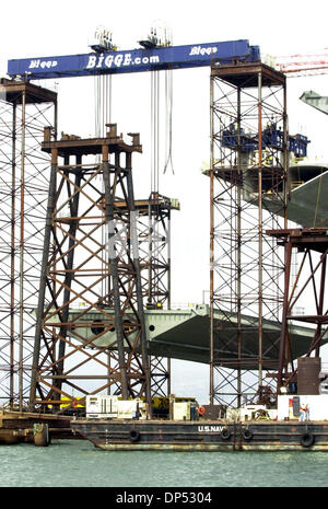 Aug 29, 2006 ; Oakland, CA, USA, 1750 Un pont à poutres-caissons en acier tonne segment est soulevée lentement vers sa connexion à la section ouest Skyway de la nouvelle Bay Bridge au cours d'un projet de 40 heures le mardi, 29 août 2006 à Oakland, Californie Le segment reliera le Skyway à l'auto-ancré travée suspendue sur le pont. Crédit obligatoire : Photo par Bob PeppingContra Costa Times Banque D'Images