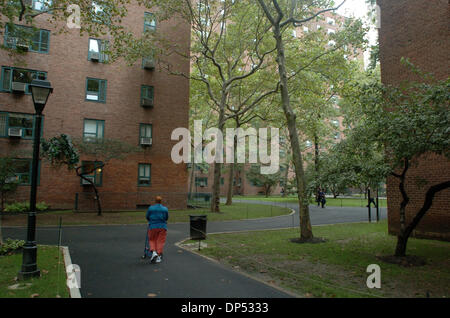 Août 30, 2006, Manhattan, NY, USA ; une femme marche le long d'un chemin dans Peter Cooper Village comme assureur-vie MetLife Inc. est, semble-t-il, compte tenu de la vente de logements DE NEW YORK Peter Cooper Village et Stuyvesant Town. Les deux communautés composé de 110 immeubles d'habitation, environ 25 000 personnes, peut se vendre jusqu'à 5 milliards de dollars. Crédit obligatoire : Photo par Bryan Banque D'Images