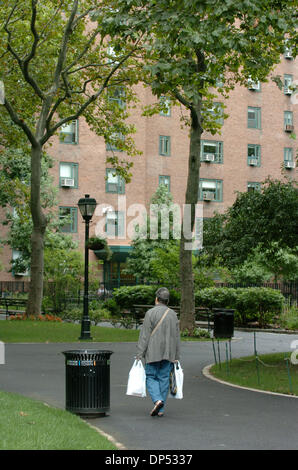 Août 30, 2006, Manhattan, NY, USA ; une femme marche le long d'un chemin dans Peter Cooper Village comme assureur-vie MetLife Inc. est, semble-t-il, compte tenu de la vente de logements DE NEW YORK Peter Cooper Village et Stuyvesant Town. Les deux communautés composé de 110 immeubles d'habitation, environ 25 000 personnes, peut se vendre jusqu'à 5 milliards de dollars. Crédit obligatoire : Photo par Bryan Banque D'Images