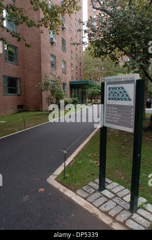 Août 30, 2006, Manhattan, NY, USA ; un chemin dans Peter Cooper Village. Assureur-vie MetLife Inc. est, semble-t-il, compte tenu de la vente de logements DE NEW YORK Peter Cooper Village et Stuyvesant Town. Les deux communautés composé de 110 immeubles d'habitation, environ 25 000 personnes, peut se vendre jusqu'à 5 milliards de dollars. Crédit obligatoire : Photo par Bryan Smith/ZUMA Press. (©) Banque D'Images