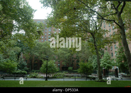 Août 30, 2006, Manhattan, NY, USA ; un bâtiment de Peter Cooper Village vue à travers les arbres comme assureur-vie MetLife Inc. est, semble-t-il, compte tenu de la vente de logements DE NEW YORK Peter Cooper Village et Stuyvesant Town. Les deux communautés composé de 110 immeubles d'habitation, environ 25 000 personnes, peut se vendre jusqu'à 5 milliards de dollars. Crédit obligatoire : Photo de Bry Banque D'Images