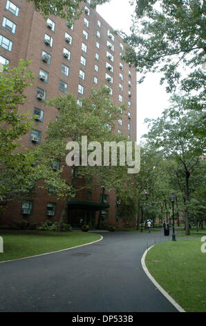 Août 30, 2006, Manhattan, NY, USA ; un bâtiment de Peter Cooper Village. Assureur-vie MetLife Inc. est, semble-t-il, compte tenu de la vente de logements DE NEW YORK Peter Cooper Village et Stuyvesant Town. Les deux communautés composé de 110 immeubles d'habitation, environ 25 000 personnes, peut se vendre jusqu'à 5 milliards de dollars. Crédit obligatoire : Photo par Bryan Smith/ZUMA Press. Banque D'Images