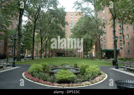 Août 30, 2006, Manhattan, NY, USA ; Bâtiments de Peter Cooper Village entourent une fontaine comme assureur-vie MetLife Inc. est, semble-t-il, compte tenu de la vente de logements DE NEW YORK Peter Cooper Village et Stuyvesant Town. Les deux communautés composé de 110 immeubles d'habitation, environ 25 000 personnes, peut se vendre jusqu'à 5 milliards de dollars. Crédit obligatoire : Photo de Bry Banque D'Images