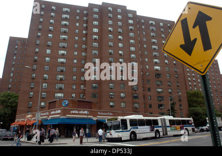 Août 30, 2006, Manhattan, NY, USA ; Peter Cooper Village se lève sur East 20th Street. Assureur-vie MetLife Inc. est, semble-t-il, compte tenu de la vente de logements DE NEW YORK Peter Cooper Village et Stuyvesant Town. Les deux communautés composé de 110 immeubles d'habitation, environ 25 000 personnes, peut se vendre jusqu'à 5 milliards de dollars. Crédit obligatoire : Photo par Bryan Smit Banque D'Images