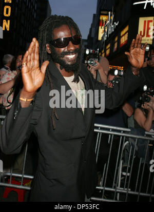 23 juin 2011 - Grammy-award-winning star Buju Banton a été condamné à 10 ans de prison aux États-Unis pour son rôle dans la mise en place d'un deal de cocaïne en 2009. Février 2011 l'étoile a été reconnu coupable de complot pour possession de cocaïne dans l'intention de distribuer, ainsi qu'une autre infraction liée au trafic de drogue et une arme à feu chargée. Sur la photo : Aug 30, 2006 ; New York, NY, USA ; superstar Reggie BU Banque D'Images