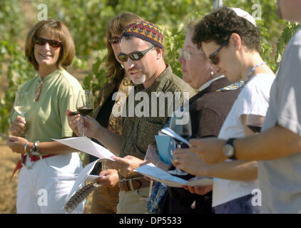 Sep 01, 2006 ; Livermore, Californie, USA, RABBI RICK WINER (centre) se lit une bénédiction au cours de la rencontre interreligieuse de bénir les raisins de l'vineyardsnear Association des viticulteurs à Livermore. Les autres membres du Conseil interreligieux Tri-Valley sont Sonya Sukalski, Rabbi Rick Winer, le révérend Carol Cook, le Rabbin Laura Winer, Novak et le révérend Eric mètre. Crédit obligatoire Banque D'Images