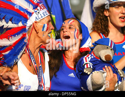 9 juillet 2006 - Olympiastadion, BERLIN, ALLEMAGNE - FRANCE FANS...Italie/France..FRANCE FANS.ITALIE/FRANCE.STADE OLYMPIQUE DE BERLIN, ALLEMAGNE 07-09-2006.K48556. - Crédit photos(Image : © Photos Globe/ZUMAPRESS.com) Banque D'Images