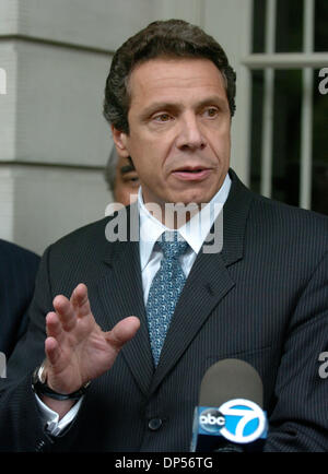 Sep 05, 2006, Manhattan, NY, USA ; Andrew Cuomo parle comme Charlie King, candidat pour le procureur général de l'état de New York, annonce son soutien à rivaliser avec Andrew Cuomo dans une conférence de presse sur les marches de l'Hôtel de Ville. Roi, rejoint par Charles Rangel, membre du Congrès et d'autres partisans annonce également "Unis pour la Justice' coalition afin d'unifier les New-yorkais autour d'un thème commun de la justice Banque D'Images