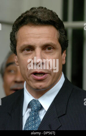 Sep 05, 2006, Manhattan, NY, USA ; Andrew Cuomo parle comme Charlie King, candidat pour le procureur général de l'état de New York, annonce son soutien à rivaliser avec Andrew Cuomo dans une conférence de presse sur les marches de l'Hôtel de Ville. Roi, rejoint par Charles Rangel, membre du Congrès et d'autres partisans annonce également "Unis pour la Justice' coalition afin d'unifier les New-yorkais autour d'un thème commun de la justice Banque D'Images