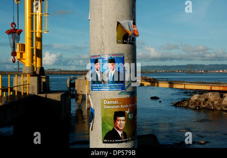 Sep 06, 2006 ; Banda Aceh, Indonésie ; des affiches des candidats potentiels de gouverneur d'Aceh sont placées à poteau d'électricité à Ulhe Lheu mer port la zone où les plus touchées par le tsunami de l'océan Indien à Aceh. Signe de vie routinière sont retournés à la population d'Aceh après le tsunami de l'océan Indien a frappé la région le 26 décembre 2004, où l'on estime que 167,000 morts et environ 500.000 sans-abri. Banque D'Images