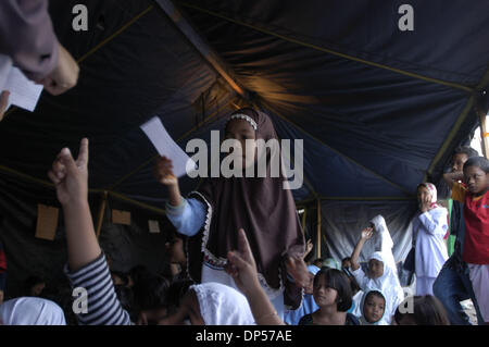 Sep 06, 2006 ; Banda Aceh, Indonésie ; Une fille de réfugiés d'Aceh se joint à une classe d'urgence l'enseignement des cours à l'islamique de la télévision d'Etat indonésien) TVRI (camp de réfugiés. Ils ont pris comme des réfugiés du séisme dimanche suivi par raz de marée du 26 décembre 2004 qui a frappé la ville, y compris les écoles. Crédit obligatoire : Photo par Ng Swan Ti/JiwaFoto/ZUMA Press. (©) Copyright 2006 by Banque D'Images