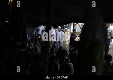 Sep 06, 2006 ; Banda Aceh, Indonésie ; Une fille de réfugiés d'Aceh se joint à une classe d'urgence l'enseignement des cours à l'islamique de la télévision d'Etat indonésien) TVRI (camp de réfugiés. Ils ont pris comme des réfugiés du séisme dimanche suivi par raz de marée du 26 décembre 2004 qui a frappé la ville, y compris les écoles. Crédit obligatoire : Photo par Ng Swan Ti/JiwaFoto/ZUMA Press. (©) Copyright 2006 by Jiw Banque D'Images