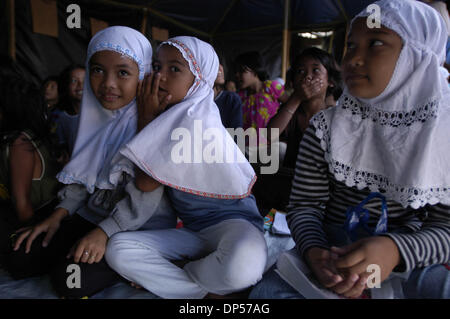 Sep 06, 2006 ; Banda Aceh, Indonésie ; Une fille de réfugiés d'Aceh parle à son ami comme ils inscrivez-vous une classe teahing d'urgence des cours à l'islamique de la télévision d'Etat indonésien) TVRI (camp de réfugiés. Ils ont pris comme des réfugiés du séisme dimanche suivi par raz de marée du 26 décembre 2004 qui a frappé la ville, y compris les écoles. Crédit obligatoire : Photo par Ng Swan Ti/JiwaFoto/ZUMA Press Banque D'Images