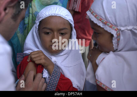 Sep 06, 2006 ; Banda Aceh, Indonésie ; un réfugié d'Aceh fille obtient un vaccin méningite comme son ami regarder après une urgence class à l'État indonésien (Télévision) TVRI camp de réfugiés. Ils ont pris comme des réfugiés du séisme dimanche suivi par raz de marée du 26 décembre 2004 qui a frappé la ville, y compris les écoles. Crédit obligatoire : Photo par Ng Swan Ti/JiwaFoto/ZUMA Press. ( Banque D'Images