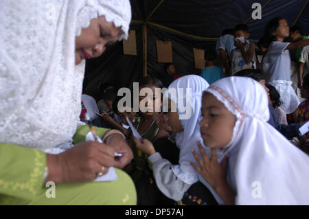 Sep 06, 2006 ; Banda Aceh, Indonésie ; les jeunes filles réfugiées d'Aceh inscrivez-vous d'urgence enseignement les cours à la classe islamique de l'État indonésien (Télévision) TVRI camp de réfugiés. Ils ont pris comme des réfugiés du séisme dimanche suivi par raz de marée du 26 décembre 2004 qui a frappé la ville, y compris les écoles. Crédit obligatoire : Photo par Ng Swan Ti/JiwaFoto/ZUMA Press. (©) Copyright 2006 by Jiw Banque D'Images