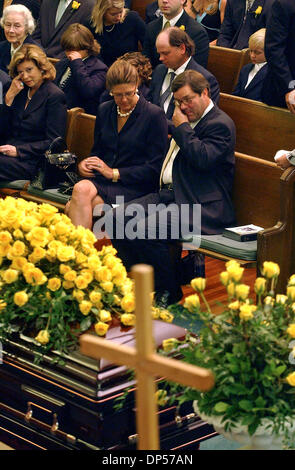 Sep 06, 2006 ; Austin, TX, USA ; Mark Connally essuie une larme de son œil qu'il est assis avec son épouse Anne pendant le service funèbre de sa mère , Nellie Connally à la première église méthodiste à Austin mercredi. Nellie Connally, la veuve de l'ancien gouverneur du Texas. John Connally, est mort. Elle a été le dernier survivant parmi ceux qui étaient dans le président John F. Kennedy's limousine lorsque Banque D'Images