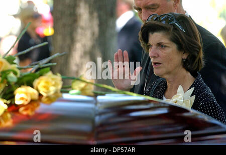 Sep 06, 2006 ; Austin, TX, USA ; Lucy Baines Johnson était un des derniers à rendre hommage au cercueil contenant le corps de Nellie Connally mercredi au cimetière de l'État du Texas à Austin. Nellie Connally, la veuve de l'ancien gouverneur du Texas. John Connally, est mort. Elle a été le dernier survivant parmi ceux qui étaient dans le président John F. Kennedy's limousine quand il a été assassiné en novem Banque D'Images