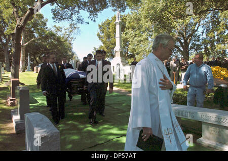 Sep 06, 2006 ; Austin, TX, USA ; petits-fils de Nellie Connally porter son cercueil dans le cimetière de l'État du Texas à Austin mercredi pour son inhumation. Nellie Connally, la veuve de l'ancien gouverneur du Texas. John Connally, est mort. Elle a été le dernier survivant parmi ceux qui étaient dans le président John F. Kennedy's limousine quand il a été assassiné en novembre 1963. Connally est mort dans son sommeil l Banque D'Images