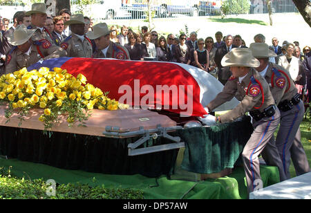 Sep 06, 2006 ; Austin, TX, USA ; Une garde d'honneur DPS troopers tire le drapeau du Texas sur le cercueil de Nellie Connally mercredi à la Texas State C emetery à Austin. Nellie Connally, la veuve de l'ancien gouverneur du Texas. John Connally, est mort. Elle a été le dernier survivant parmi ceux qui étaient dans le président John F. Kennedy's limousine quand il a été assassiné en novembre 1963. Connally est mort Banque D'Images