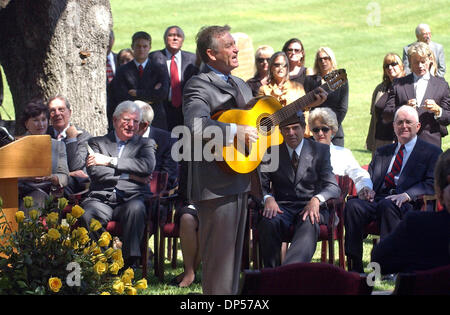 Sep 06, 2006 ; Austin, TX, USA ; Larry Gatlin chante 'Amazing Grace' comme l'ancien gouverneur Mark White et actuel gouverneur Rick Perry écouter lors des cérémonies d'inhumation de Nellie Connally au cimetière de l'État du Texas à Austin mercredi. Nellie Connally, la veuve de l'ancien gouverneur du Texas. John Connally, est mort. Elle a été le dernier survivant parmi ceux qui étaient dans le président John F. Kennedy a li Banque D'Images