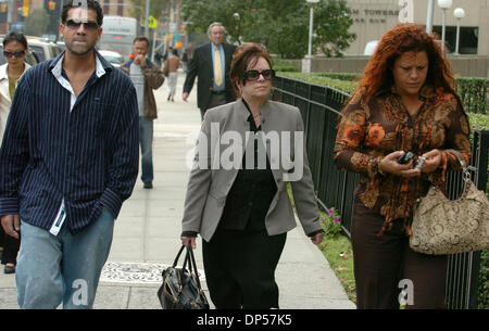 Sep 06, 2006, Manhattan, NY, USA ; VICTORIA GOTTI (C) et sa fille ANGEL (R) arrivent à la Cour fédérale de Manhattan pour une autre journée à fils John A. 'Junior' Gotti's troisième procès sur des accusations de fraude. Crédit obligatoire : Photo par Bryan Smith/ZUMA Press. (©) Copyright 2006 par Bryan Smith Banque D'Images