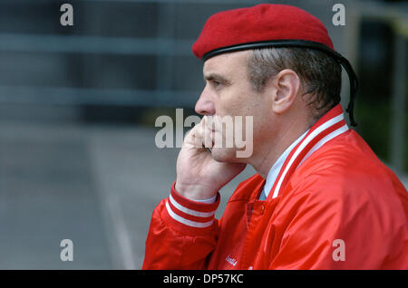 Sep 06, 2006, Manhattan, NY, USA ; Guardian Angels fondateur et personnalité de la radio CURTIS SLIWA se trouve en dehors de la Cour fédérale de Manhattan après avoir été appelé par John A. 'Junior' Gotti Gotti dans l'équipe de la défense du tiers du procès sur des accusations de fraude. Crédit obligatoire : Photo par Bryan Smith/ZUMA Press. (©) Copyright 2006 par Bryan Smith Banque D'Images